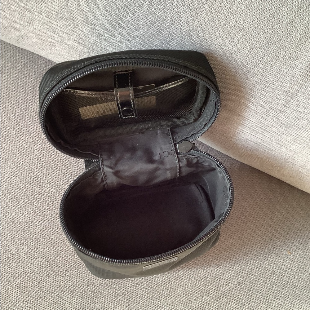 Super cute GUCCI vanity/cosmetic bag 💄🕶️🪒 - Picture 9 of 12